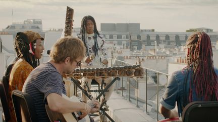 &nbsp;Damon Albarn et Fatoumata Diawara sur le toit du théâtre du Châtelet, en 2020 (Châtelet sur le toit)