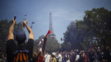 Des supporters tentent d'accéder à la fan zone installée au pied de la Tour Eiffel, à Paris (CHARLY TRIBALLEAU / AFP)