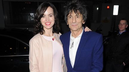 Ronnie Wood des Rolling Stones, avec sa nouvelle épouse Sally Humphreys, sortent de l'hôtel Dorchester à Londres, où ils viennent de se marier (21 décembre 2012)
 (Matrixpictures.co.uk/MATRIX/MAXPPP)