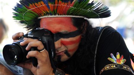 Un indien prend en photo le chef Raoni lors du Sommet des peuples &agrave; Rio de Janeiro (Br&eacute;sil), le 18 juin 2012. (VANDERLEIALMEIDA / AFP)