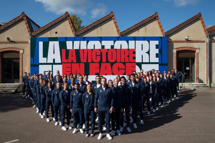 Les membres de l'équipe France unifiée posent pendant la présentation de l'équipe pour les Jeux olympiques et paralympiques d'hiver de Pékin 2022, à Romilly-sur-Seine&nbsp;(Aube), le 4 octobre 2021.&nbsp; (GEOFFROY VAN DER HASSELT / AFP)