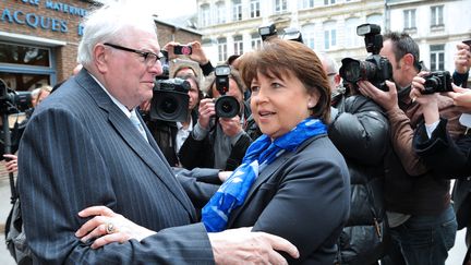 Pierre Mauroy et Martine Aubry s'embrassent le 6 mai 2012 &agrave; Lille (Nord).&nbsp; (PHILIPPE HUGUEN / AFP)