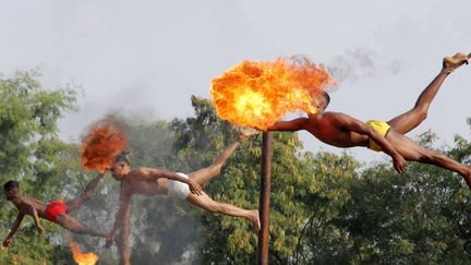 Des soldats indiens en d&eacute;monstration lors d'un exercice militaire conjoint entre la Chine et l'Inde &agrave; Pune (Inde), le 18 novembre 2014. (STRDEL / AFP)