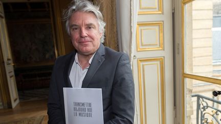 Didier Lockwood à Matignon avec son rapport intitulé "Transmettre aujourd'hui la musique" (21 juin 2016)
 (Witt / Sipa)