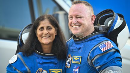 Butch Wilmore et Suni Williams avant leur départ pour l'ISS, le 5 juin 2024. Illustration. (MIGUEL J. RODRIGUEZ CARRILLO / AFP)