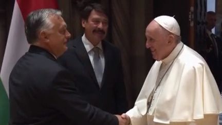 Le pape François est, ce dimanche 12 septembre, en voyage à Budapest en Hongrie où le Saint-Père doit célébrer la messe de clôture d'un grand congrès international religieux. (FRANCE 2)