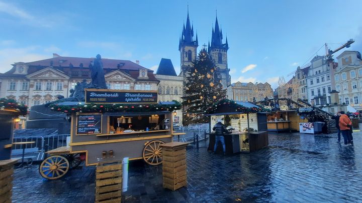 Le massacre a été commis ce 21 décembre 2023 à quelques centaines de mètres de la place de la Vieille Ville, au cœur de Prague, où le marché de Noël attire de nombreux touristes (SEBASTIEN BAER / RADIO FRANCE)