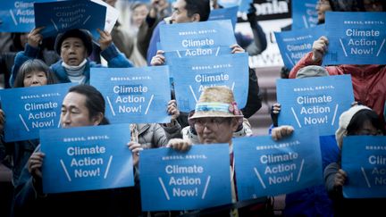 Derrière les mascottes, des milliers de manifestants réclamaient une "action pour le climat, maintenant". (ALESSANDRO DI CIOMMO / NURPHOTO / AFP)