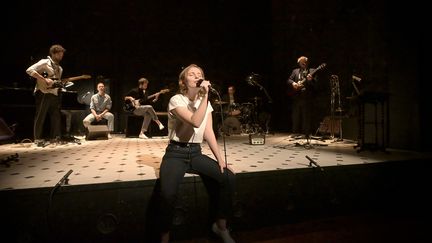 À la frontière du spectacle musical et de la pièce de théâtre, les Serge font planer l'âme de Gainsbourg sur la Comédie-Française. (VINCENT PONTET)