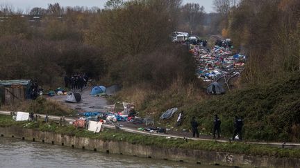 Le campement de Loon-Plage en novembre 2021.&nbsp; (MICHAEL BUNEL / LE PICTORIUM / MAXPPP)