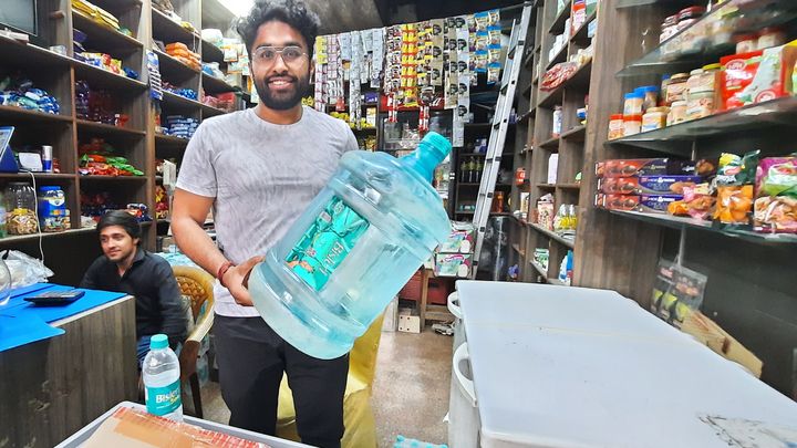 Pachir vend dans sa superette à Delhi  entre 250 et 300 litres d'eau potable par jour. (FARIDA NOUAR / RADIO FRANCE)