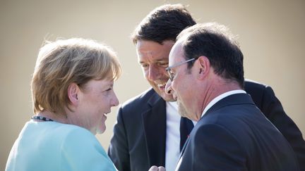 La chancelière allemande Angela Merkel, le chef du gouvernement italien Matteo Renzi et François Hollande, le 22 août 2016 au large de Ventotene (Italie). (GUIDO BERGMANN / BUNDESREGIERUNG)