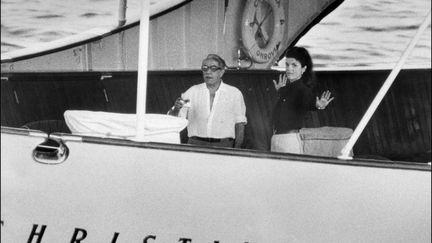 Aristote Onassis et Jackie Kennedy à bord de leur yacht le 18 mars 1969 (STAFF / AFP)