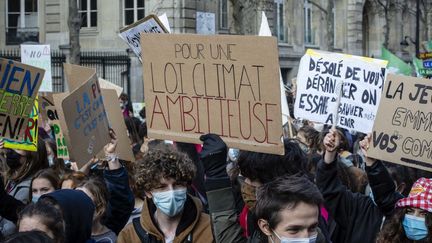 Des manifestants demandent une "loi climat ambitieuse" à Paris, le 19 mars 2021. (HUGO PASSARELLO LUNA / HANS LUCAS / AFP)