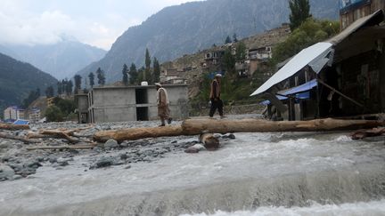 Une zone sinistrée par les inondations où les ponts et la route ont été détruits par les inondations à Kalam, le 5 septembre 2022. (HUSSAIN ALI / ANADOLU AGENCY)