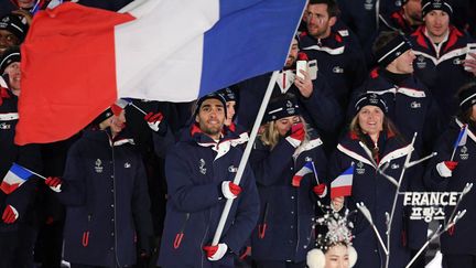 Le biathlète Martin Fourcade était le porte-drapeau de la délégation française lors de la cérémonie d'ouverture des Jeux olympiques de&nbsp;Pyeongchang, en 2018.&nbsp; (PHILIPPE MILLEREAU / DPPI MEDIA)