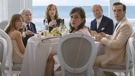 Fantine Harduin, Isabelle Huppert, Jean-Louis Trintignant, Laura Verlinden, Mathieu Kassovitz dans "Happy End" de Michael Haneke
 (Les Films du Losange)