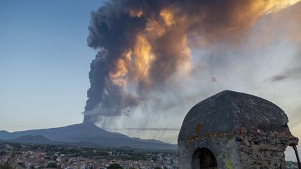 De la fumée s'élève du volcan Etna, à Catane, en Sicile (Italie), le 4 août 2024. (SALVATORE ALLEGRA / ANADOLU / AFP)