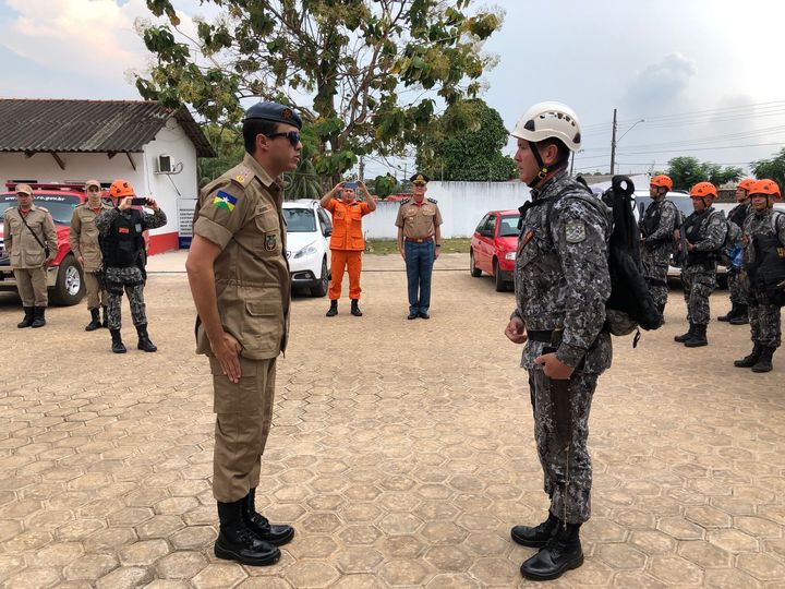 Les membres de la Force nationale sont accueillis par les pompiers de la ville de Porto Velho (Brésil). (MATTHIEU MONDOLONI / FRANCEINFO)