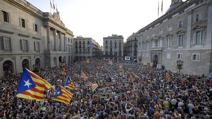 Des Catalans célèbrent le vote&nbsp;au parlement catalan ouvrant la voie à l'indépendance de la région, le 27 octobre. (LLUIS GENE / AFP)