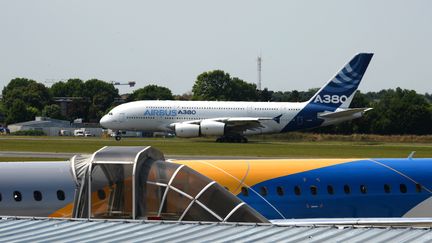 Une soixantaine de personnes ont participé, le 31 octobre 2022, à deux actions pour dénoncer les vols en jets privés au départ de&nbsp;l'aéroport du Bourget. Photo d'illustration. (ERIC PIERMONT / AFP)