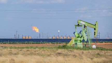 Vue d'une plate-forme pétrolière à Stanton, Texas, États-Unis, le 27 juin 2024. (BRANDON BELL / GETTY IMAGES NORTH AMERICA / AFP)