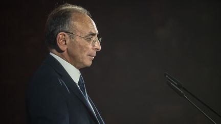 Eric Zemmour lors d'un meeting de campagne à Cannes (Alpes-Maritimes), le 22 janvier 2022. (XAVIER DUVOT / HANS LUCAS / AFP)