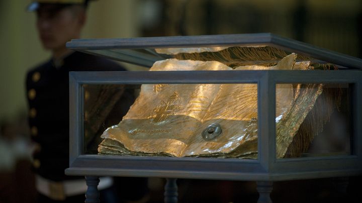 Une fiole contenant le sang de Jean-Paul II est expos&eacute;e &agrave; la cath&eacute;drale de&nbsp;Bogota (Colombie), le 20 janvier 2012. (EITAN ABRAMOVICH / AFP)