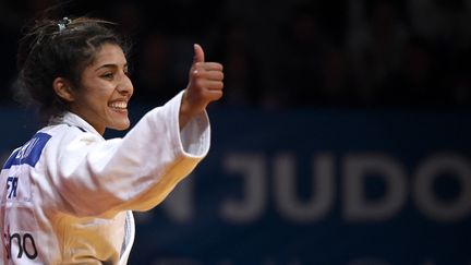 Shirine Boukli célèbre son deuxième titre européen à Sofia après sa victoire sur la Portugaise Catarina Costa, le 29 avril 2022. (NIKOLAY DOYCHINOV / AFP)