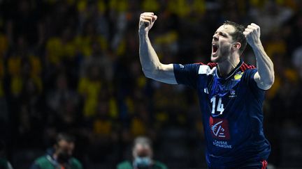 La joie du Français Kentin Mahe après la victoire des Bleus face à la Suède en demi-finale du Mondial de hand, le 27 janvier 2023. (JONATHAN NACKSTRAND / AFP)