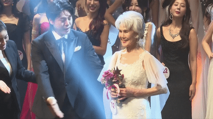 🇰🇷 En Corée du Sud, une miss octogénaire !

👗 À 81 ans, Choi Soon-hwa a concouru pour pouvoir représenter son pays lors de l'élection de Miss Univers. Devenue mannequin à 72 ans, elle a pu se présenter cette année, car la limite d'âge de 28 ans a été supprimée. 

🌎 Pour l'instant, la candidate la plus âgée officiellement sélectionnée pour le concours est Beatrice Njoya, 40 ans, qui représentera Malte, lors de l'élection, le 16 novembre, à Mexico.