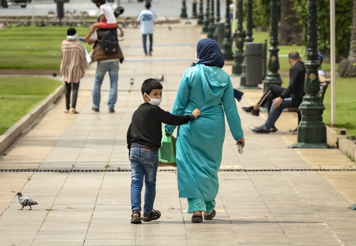 Une mère marche avec son fils à Rabat, le 16 juin 2020. (FADEL SENNA / AFP)