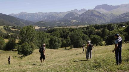 Des gendarmes et des bénévoles ratissent les terrains au Vernet, dans les Alpes-de-Haute-Provence, pour retrouver l'enfant porté disparu. (STEPHANE DUCLET / MAXPPP)