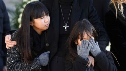 Jade et Joy Hallyday, les deux dernières filles de Johnny Hallyday lors des obsèques du chanteur à Paris, le 9 décembre 2017. (LUDOVIC MARIN / REUTERS)