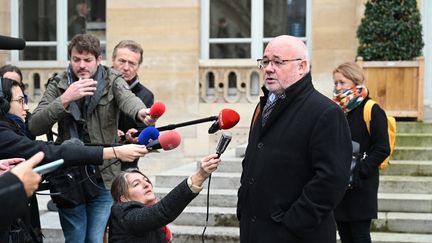 Michel Beaugas, secrétaire confédéral de Force ouvrière, s'exprime dans la cour du ministère du Travail à la sortie d'une réunion sur la réforme de l'assurance-chômage, le 21 novembre 2022. (BERTRAND GUAY / AFP)