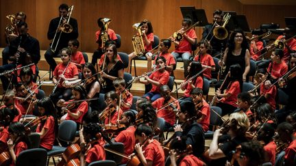 Des enfants de 7 à 12 ans de Décines, Givors, Bron et Vaulx-en-Velin en concert à Lyon dans le cadre du projet Demos (23 juin 2018) (JEFF PACHOUD / AFP)