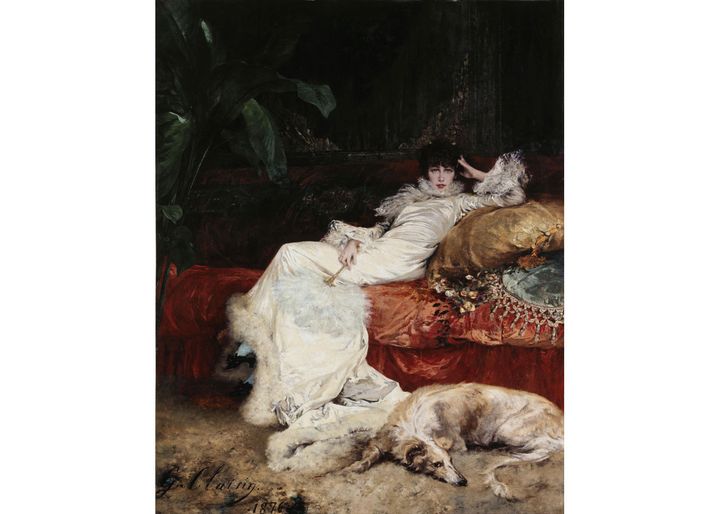 Georges Jules Victor Clairin, Portrait de Sarah Bernhardt, 1876, huile sur toile, Petit Palais, Musée des Beaux-Arts de Paris ;  Nonchalamment allongée sur un canapé, un lévrier à ses pieds, comédienne dans le salon-atelier de son hôtel particulier (© Paris Musées / Petit Palais)