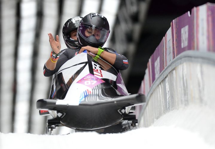 Jazmine Fenlator (devant, à droite) et Lolo Jones, lors de la finale du bobsleigh à deux, aux Jeux olympiques d'hiver de Sotchi (Russie), le 19 février 2014. (VLADIMIR ASTAPKOVICH / RIA NOVOSTI /AFP)