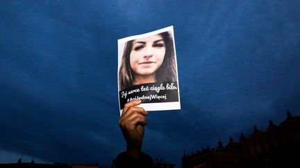 Un portrait d'Izabela, une trentenaire morte d'un choc septique après qu'on lui a refusé une IVG, est brandi par un manifestant à Cracovie (Pologne), le 7 novembre 2021. (BEATA ZAWRZEL / NURPHOTO / AFP)