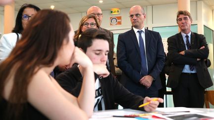 Le ministre de l'Education, Jean-Michel Blanquer, pendant la visite du lycée Jean Caillaud de Ruelle-sur-Touvre (Charente), le 5 mai 2017. (RENAUD JOUBERT / MAXPPP)