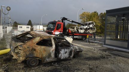 Un camion &eacute;vacue les voitures br&ucirc;l&eacute;es de la voie ferr&eacute;e, le 21 octobre 2015 &agrave; Moirans (Is&egrave;re). (PHILIPPE DESMAZES / AFP)