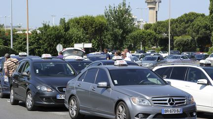 Des taxis en gr&egrave;ve, le 11 juin 2014 &agrave; l'a&eacute;roport de Marignane (Bouches-du-Rh&ocirc;ne). (BORIS HORVAT / AFP)