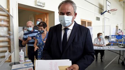 Xavier Bertrand, candidat des Républicains aux élections régionales dans les Hauts-de-France, lors du premier tour, dans un bureau de vote de Saint-Quentin (Aisne), le 20 juin 2021. (FRANCOIS LO PRESTI / AFP)