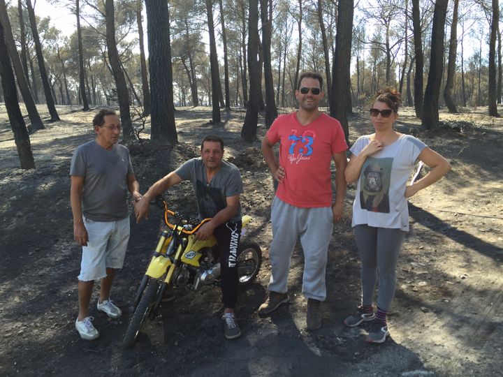 Pierre, Christian, Frédéric et Caroline près de leurs habitations aux Pennes-Mirabeau, le 11 aout 2016. (Robin Prudent/Francetv info)