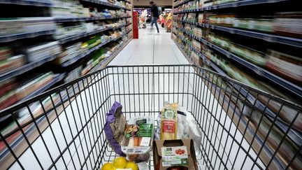 Un panier dans un supermarché à Balma en Haute-Garonne. (Photo d'illustration) (LIONEL BONAVENTURE / AFP)