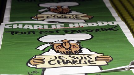 Un exemplaire de "Charlie Hebdo" dans un centre de distribution,&nbsp;&agrave; Nantes (Loire-Atlantique), le 13 janvier 2015. (  MAXPPP)