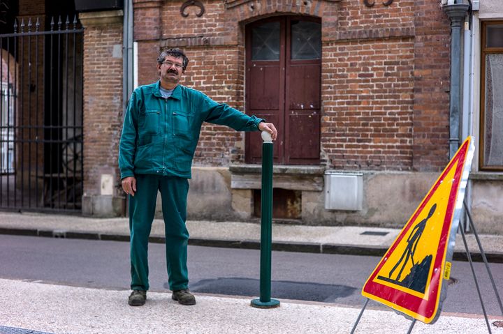 Jean-Yves Derbecque, salarié de la mairie de&nbsp;Donnemarie-Dontilly (Seine-et-Marne) depuis 2014. Ici en septembre 2017. (MATTHIEU MONDOLONI / FRANCEINFO)