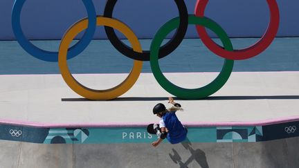 Une concurrente au skate, le 6 août à La Concorde à Paris pendant les Jeux olympiques. (FRANCK FIFE / AFP)