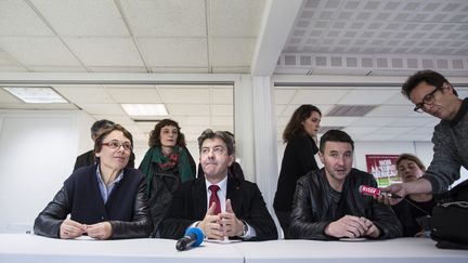 Le leader du Front de gauche, Jean-Luc M&eacute;lenchon (&agrave; gauche),&nbsp;et celui du NPA, Olivier Besancenot,&nbsp;au si&egrave;ge du Parti de gauche, &agrave; Paris, le 17 f&eacute;vrier 2014. Ils se sont r&eacute;unis en pleine campagne municipale pour pr&eacute;parer une "marche de la col&egrave;re" apr&egrave;s les &eacute;lections. (  MAXPPP)