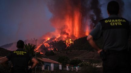 Le volca,&nbsp;Cumbre Vieja crachant des colonnes de fumée, de cendres et de lave depuis Los Llanos de Aridane sur l'île canarienne de La Palma le 19 septembre 2021. (ANDRES GUTIERREZ / ANADOLU AGENCY / AFP)